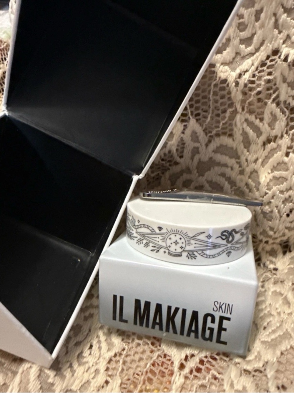 IL MAKIAGE White and Black Power Lift Skin Box - Picture 2 of 2